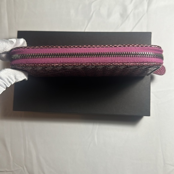 Authentic Bottega Veneta Zippy Wallet, a lovely wallet in excellent condition - Picture 11 of 15
